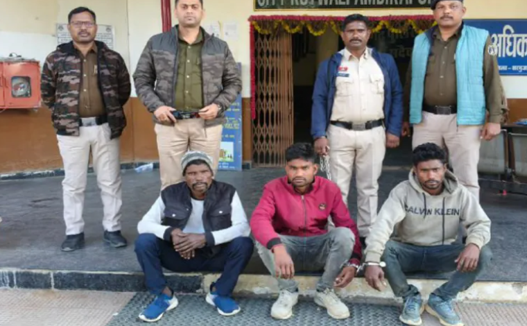 झाडफ़ूंक के बहाने पहले की 10 हजार की लूट, 3 गिरफ्तार झाडफ़ूंक के बहाने पहले की 10 हजार की लूट, 3 गिरफ्तार