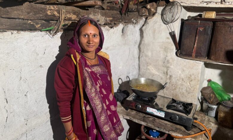 मुंगेली के पूनम और बबीता को मिला गैस कनेक्शन, धुएँ से मिली मुक्ति