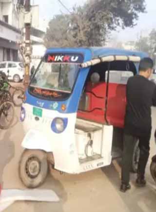 अनियंत्रित होकर सड़क किनारे पलटी ऑटो, 1 की मौत, 5 घायल अनियंत्रित होकर सड़क किनारे पलटी ऑटो, 1 की मौत, 5 घायल