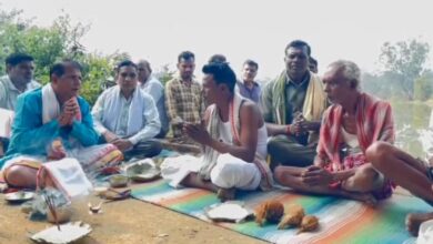 हाथी शावक की मौत पर ग्रामीणों ने किया तालाब का दशकर्म