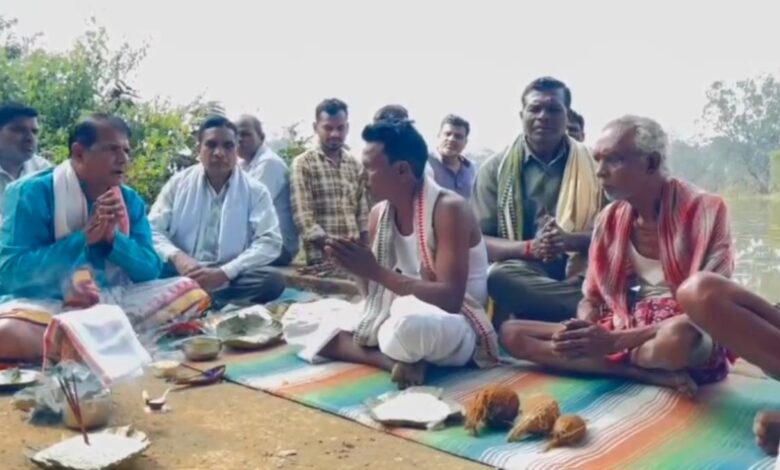 हाथी शावक की मौत पर ग्रामीणों ने किया तालाब का दशकर्म हाथी शावक की मौत पर ग्रामीणों ने किया तालाब का दशकर्म