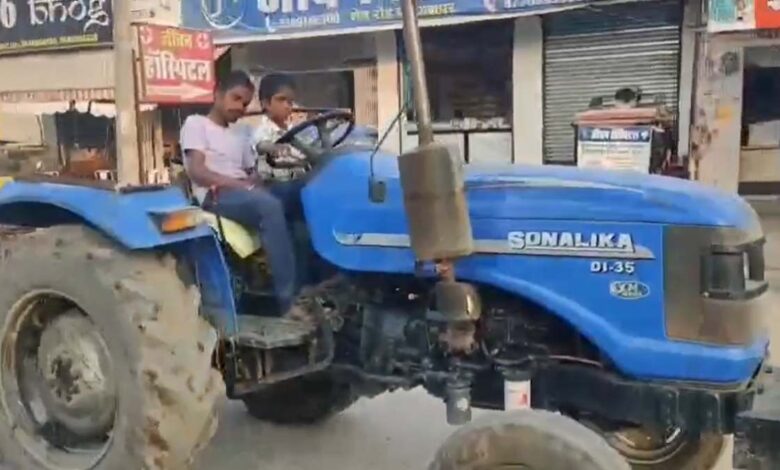 बलरामपुर ड्राइवर बेहोश बच्चे ने बचाया ट्रैक्टर बलरामपुर ड्राइवर बेहोश बच्चे ने बचाया ट्रैक्टर