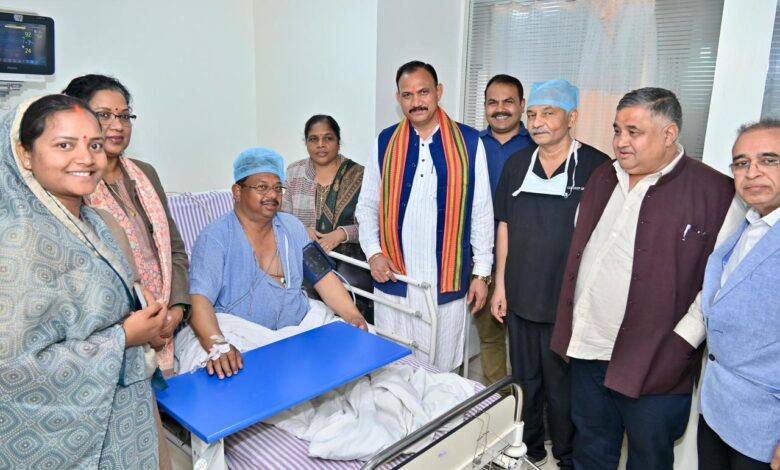 लुंड्रा विधायक मिंज का कुशलक्षेम जानने पहुंचे मंत्री अग्रवाल, जायसवाल व राजवाड़े लुंड्रा विधायक मिंज का कुशलक्षेम जानने पहुंचे मंत्री अग्रवाल, जायसवाल व राजवाड़े