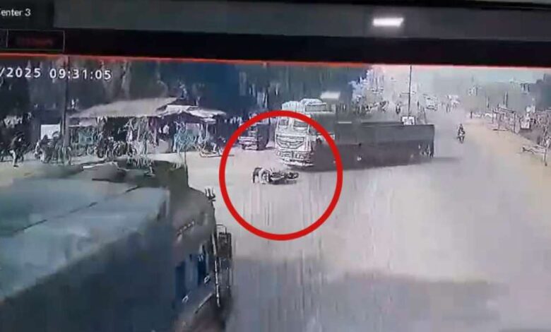 ट्रक से टकराकर बाइक सवार इंजीनियर की दर्दनाक मौत ट्रक से टकराकर बाइक सवार इंजीनियर की दर्दनाक मौत