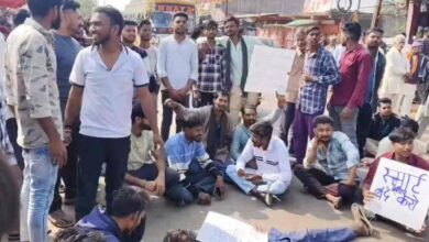 स्मार्ट मीटर के विरोध में ग्रामीणों ने सड़क जाम कर जताया रोष स्मार्ट मीटर के विरोध में ग्रामीणों ने सड़क जाम कर जताया रोष