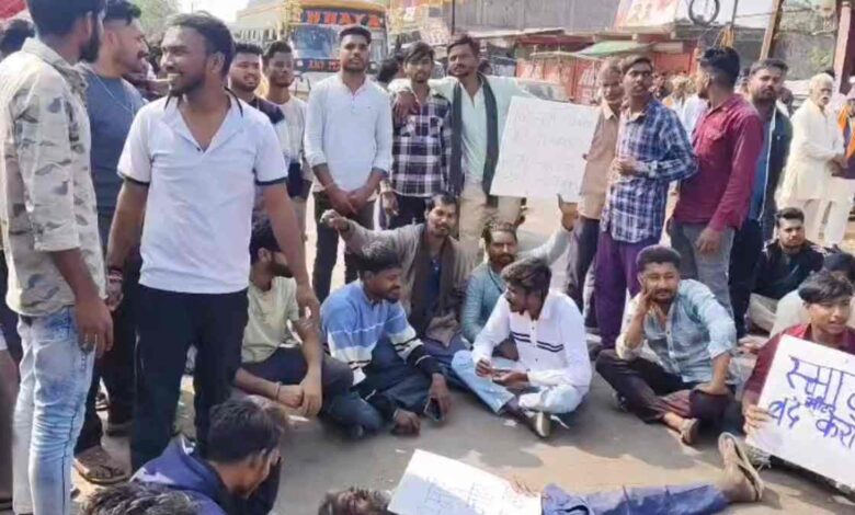 स्मार्ट मीटर के विरोध में ग्रामीणों ने सड़क जाम कर जताया रोष