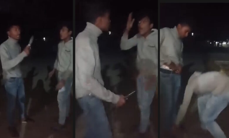 वायरल वीडियो युवक को चाकू दिखाकर माफी मंगवाई वायरल वीडियो युवक को चाकू दिखाकर माफी मंगवाई