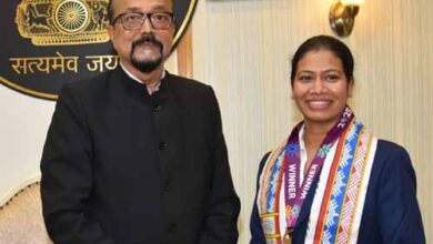 भारतीय महिला क्रिकेट टीम की फिजियोथेरिपिस्ट मिली राज्यपाल डेका से भारतीय महिला क्रिकेट टीम की फिजियोथेरिपिस्ट मिली राज्यपाल डेका से