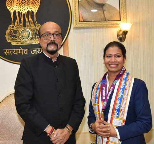 भारतीय महिला क्रिकेट टीम की फिजियोथेरिपिस्ट मिली राज्यपाल डेका से