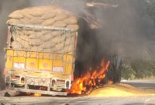 साल्हेवारा घाटी ट्रक में लगी आग ड्राइवर बचा