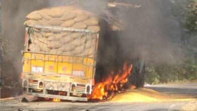 साल्हेवारा घाटी ट्रक में लगी आग ड्राइवर बचा