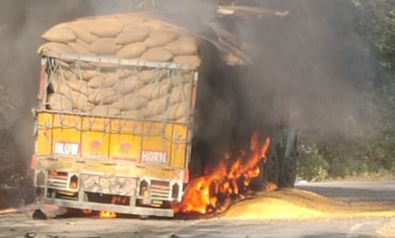 साल्हेवारा घाटी ट्रक में लगी आग ड्राइवर बचा