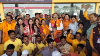 डॉ. पण्ड्या के आगमन पर रायपुर एयरपोर्ट पर गायत्री परिजनों ने किया स्वागत डॉ. पण्ड्या के आगमन पर रायपुर एयरपोर्ट पर गायत्री परिजनों ने किया स्वागत