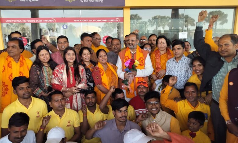 डॉ. पण्ड्या के आगमन पर रायपुर एयरपोर्ट पर गायत्री परिजनों ने किया स्वागत डॉ. पण्ड्या के आगमन पर रायपुर एयरपोर्ट पर गायत्री परिजनों ने किया स्वागत