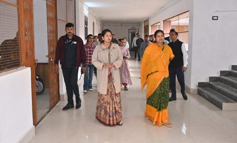 बच्चों पर क्रूरता का खुलासा, दो कर्मचारी निलंबित