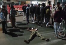 नर्मदापुरम पुलिस कार्रवाई से नाराज व्यक्ति ने सड़क पर लगाया अनोखा विरोध