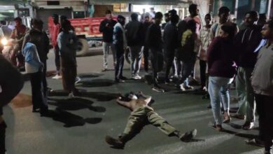 नर्मदापुरम पुलिस कार्रवाई से नाराज व्यक्ति ने सड़क पर लगाया अनोखा विरोध नर्मदापुरम पुलिस कार्रवाई से नाराज व्यक्ति ने सड़क पर लगाया अनोखा विरोध