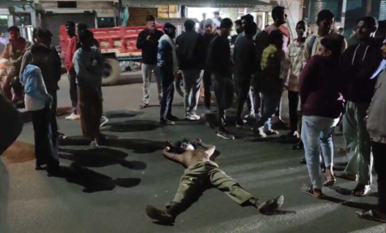 नर्मदापुरम पुलिस कार्रवाई से नाराज व्यक्ति ने सड़क पर लगाया अनोखा विरोध