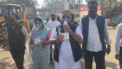 धूल से बेहाल विदिशा कांग्रेस ने मास्क पहनकर किया प्रदर्शन