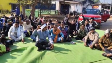 पानीडोबीर किसान आंदोलन धान खरीदी केंद्र की मांग पर चक्का जाम पानीडोबीर किसान आंदोलन धान खरीदी केंद्र की मांग पर चक्का जाम