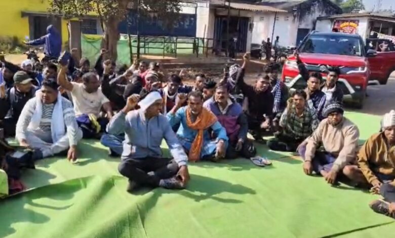 पानीडोबीर किसान आंदोलन धान खरीदी केंद्र की मांग पर चक्का जाम पानीडोबीर किसान आंदोलन धान खरीदी केंद्र की मांग पर चक्का जाम