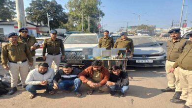 पूर्व टेलीकॉम इंजीनियर समेत 5 आरोपियों को पकड़ा, 50 लाख का सामान जब्त