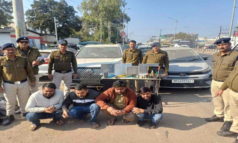 पूर्व टेलीकॉम इंजीनियर समेत 5 आरोपियों को पकड़ा, 50 लाख का सामान जब्त पूर्व टेलीकॉम इंजीनियर समेत 5 आरोपियों को पकड़ा, 50 लाख का सामान जब्त