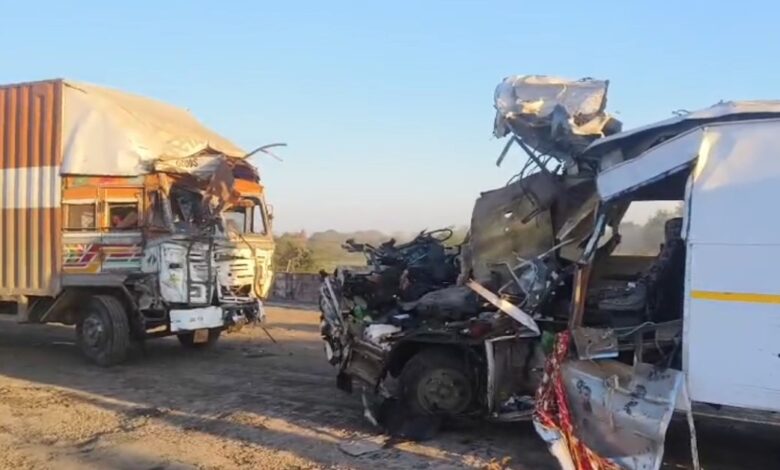 दर्दनाक सड़क हादसा : बम डिस्पोजल और डॉग स्क्वॉड के चार जवानों की मौत दर्दनाक सड़क हादसा : बम डिस्पोजल और डॉग स्क्वॉड के चार जवानों की मौत