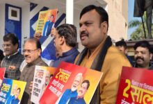 एमपी विधानसभा सत्र में सत्ता पक्ष का अनोखा प्रदर्शन गांधी प्रतिमा के सामने पोस्टर के साथ नारे