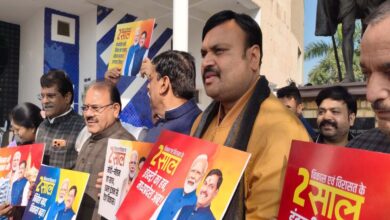 एमपी विधानसभा सत्र में सत्ता पक्ष का अनोखा प्रदर्शन गांधी प्रतिमा के सामने पोस्टर के साथ नारे