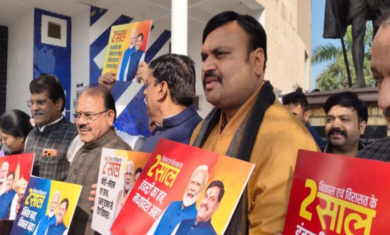 एमपी विधानसभा सत्र में सत्ता पक्ष का अनोखा प्रदर्शन गांधी प्रतिमा के सामने पोस्टर के साथ नारे