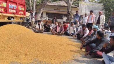 हरदा कम भाव पर किसानों का मक्का सड़क पर पलटा