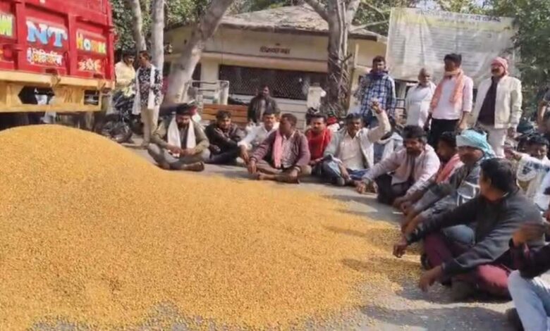 हरदा कम भाव पर किसानों का मक्का सड़क पर पलटा हरदा कम भाव पर किसानों का मक्का सड़क पर पलटा