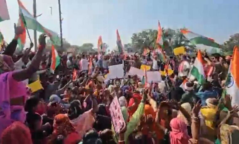 श्री सीमेंट खदान परियोजना के खिलाफ ग्रामीणों का विरोध श्री सीमेंट खदान परियोजना के खिलाफ ग्रामीणों का विरोध