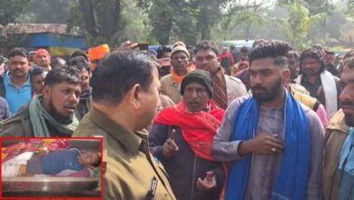 शिक्षक हादसे में मौत दो बच्चे घायल, ग्रामीणों ने अस्पताल घेरा शिक्षक हादसे में मौत दो बच्चे घायल, ग्रामीणों ने अस्पताल घेरा