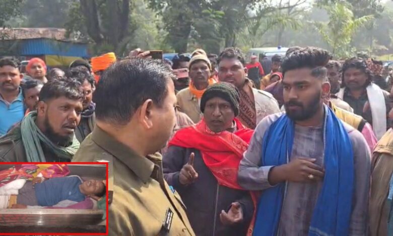 शिक्षक हादसे में मौत दो बच्चे घायल, ग्रामीणों ने अस्पताल घेरा शिक्षक हादसे में मौत दो बच्चे घायल, ग्रामीणों ने अस्पताल घेरा