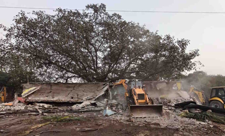 हाईवे पर अवैध ढाबा हटाया, सड़क सुरक्षा सख्त बनाई गई