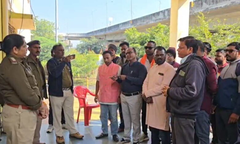 नेपानगर में नाबालिग रेप मामले पर आक्रोशित हिंदू संगठनों का प्रदर्शन नेपानगर में नाबालिग रेप मामले पर आक्रोशित हिंदू संगठनों का प्रदर्शन