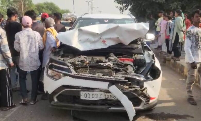 एक्सप्रेस-वे पर अचानक सांड से टकराई कार, बड़ा हादसा टला एक्सप्रेस-वे पर अचानक सांड से टकराई कार, बड़ा हादसा टला