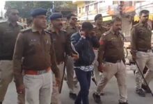 पुलिस ने अपराधी को पकड़कर जनता के बीच निकाला जुलूस