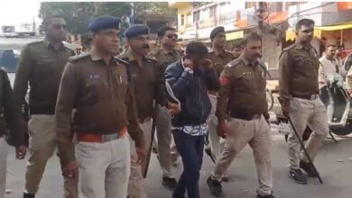 पुलिस ने अपराधी को पकड़कर जनता के बीच निकाला जुलूस