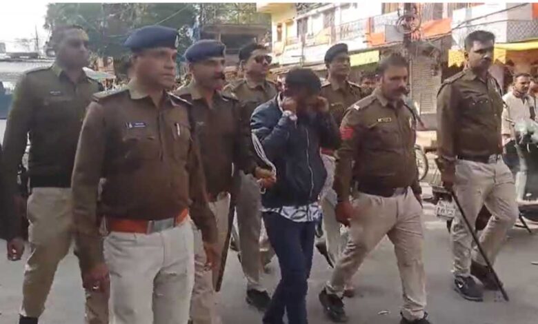 पुलिस ने अपराधी को पकड़कर जनता के बीच निकाला जुलूस