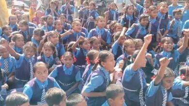 शिक्षक न मिलने से ग्रामीणों ने किया चक्का जाम