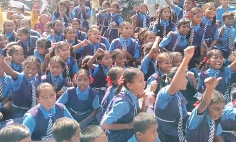 शिक्षक न मिलने से ग्रामीणों ने किया चक्का जाम