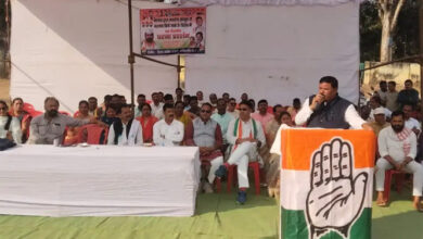 कांग्रेस ने मनरेगा के नियमों में किए गए बदलाव के विरोध में किया प्रदर्शन