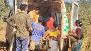 जवानों की मदद से पहली बार अबूझमाड़ पहुंची 108 एम्बुलेंस, महिला मरीज को पहुंचाया अस्पताल