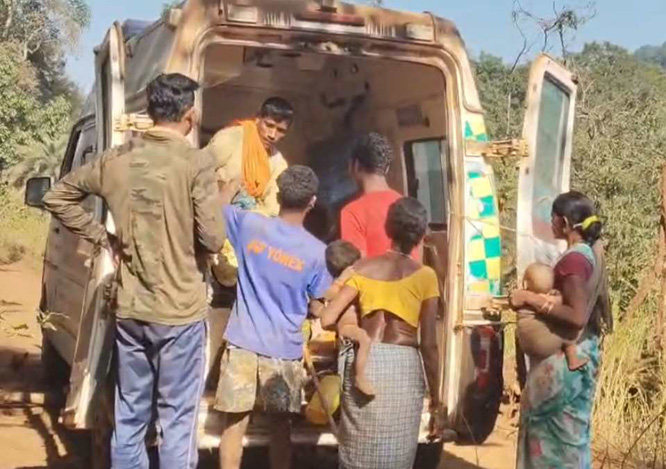जवानों की मदद से पहली बार अबूझमाड़ पहुंची 108 एम्बुलेंस, महिला मरीज को पहुंचाया अस्पताल