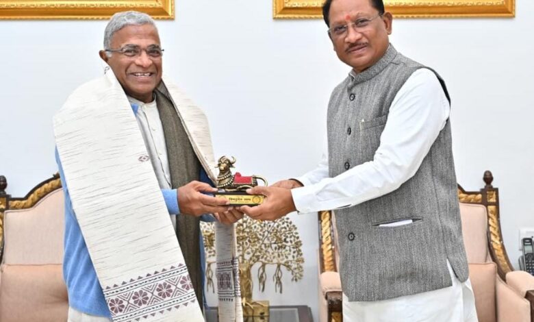 मुख्यमंत्री साय से राज्यसभा के उप सभापति हरिवंश ने की सौजन्य मुलाकात मुख्यमंत्री साय से राज्यसभा के उप सभापति हरिवंश ने की सौजन्य मुलाकात