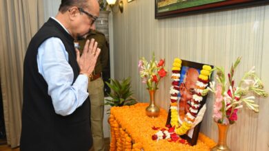 राज्यपाल डेका ने राष्ट्रपिता महात्मा गांधी को दी श्रद्धांजलि