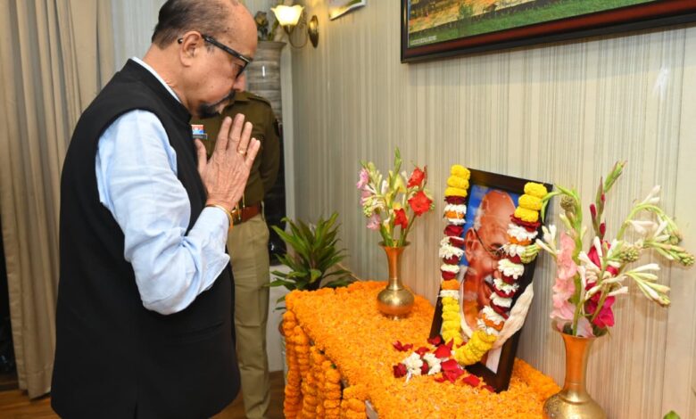 राज्यपाल डेका ने राष्ट्रपिता महात्मा गांधी को दी श्रद्धांजलि